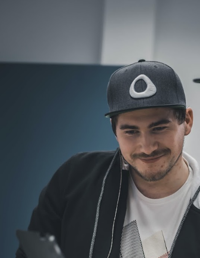 Julian Mazur bei der Arbeit am Laptop